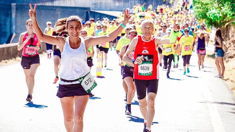 Các cuộc chạy đua marathon thường không giới hạn số người tham gia và độ tuổi